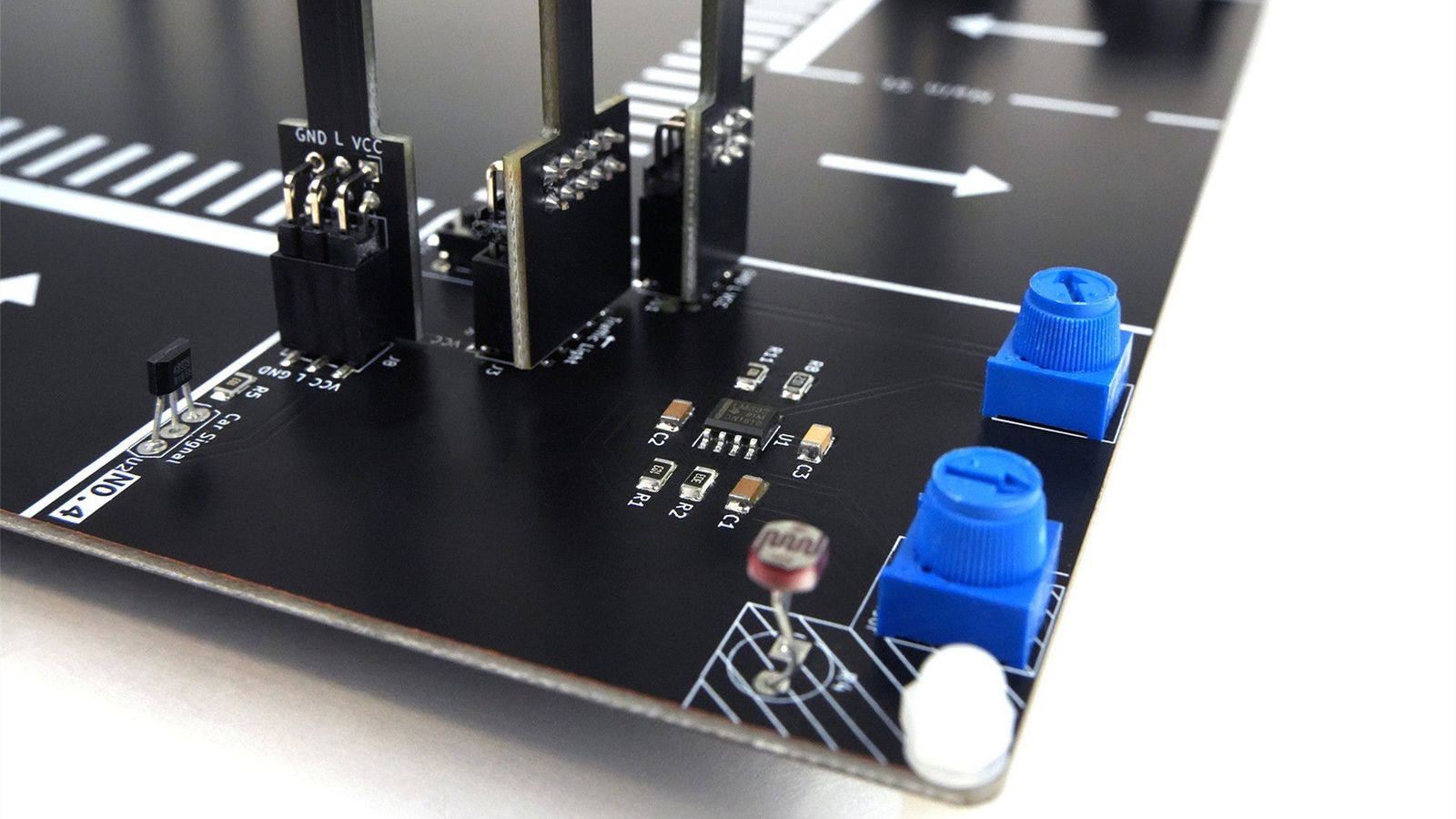 Traffic Light Control System with Raspberry Pico (STEPFPGA Compatible: add-on) - EIM Technology (EVO-IN-MOTION Technology Ltd.)